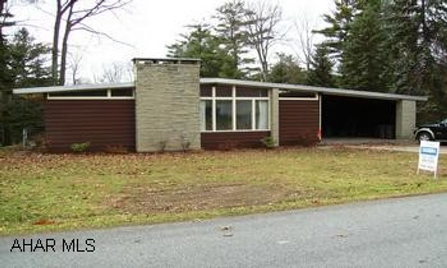 EVERYTHING HSOWS QUALITY IN THIS WELL CONSTRUCTED HOME. NEW FLOOR IN KITCHEN. 3 TIER CEDAR CLOSET. QUIET AREA. PRIVATE LOT. EVERYTHING SHOWS QUALITY IN THIS WELL CONSTRUCTED HOME. NEW FLOOR IN KITCHEN. 3 TIER CEDAR CLOSET. QUIET AREA. PRIVATE LOT.