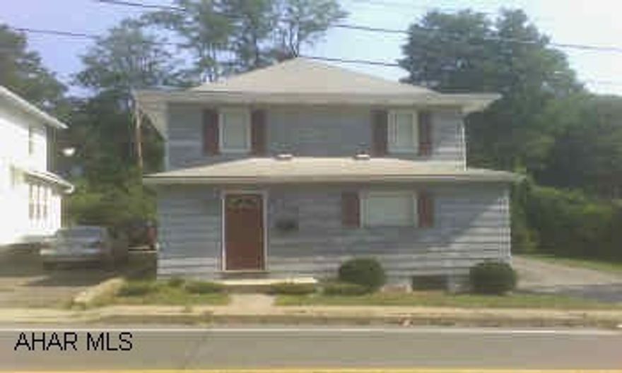 3 BEDROOM, 2 STORY LIKE NEW.  3/4 BATH ON THE 1ST FLR, 1ST FLR LAUNDRY, LARGE OAK KITCHEN, OFF STREET PARKING, SWIRLED CEILING, 1ST FLR BONUS ROOM, CENTRAL AIR, AND LARGE CLOSETS. 3 BEDROOM, 2 STORY LIKE NEW.   3/4 BATH ON THE 1ST FLR, 1ST FLR LAUNDRY, LARGE OAK KITCHEN, OFF STREET PARKING, SWIRLED CEILING, 1ST FLR BONUS ROOM, CENTRAL AIR, AND LARGE CLOSETS.