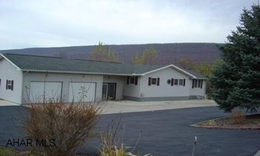 Beautiful Rancher With View - Excellent Condition.  Dual Heat System, Oil & Electric. Beautiful Rancher With View - Excellent Condition.  Dual Heat System, Oil & Electric.