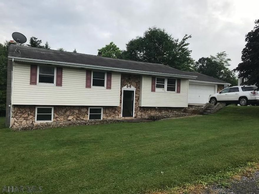 Beautiful 3/4 bedroom, 2 bath split level home in Woodland Heights This house has it all! Newly remodeled open concept kitchen. 2 car garage & natural gas plus a 2nd lot included! A must see!