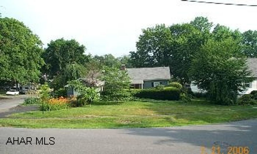 Gorgeous 2 BR - Fineline Kitchen w/ Pergo Floor - XL Livingroom - 14x14 Master Bedroom w/ Maple Built in Cabinets - Roof 03 - Carpet 02 - Pet & Smoke Free Gorgeous 2 BR - Fineline Kitchen w/ Pergo Floor - XL Livingroom - 14x14 Master Bedroom w/ Maple Built in Cabinets - Roof 03 - Carpet 02 - Pet & Smoke Free