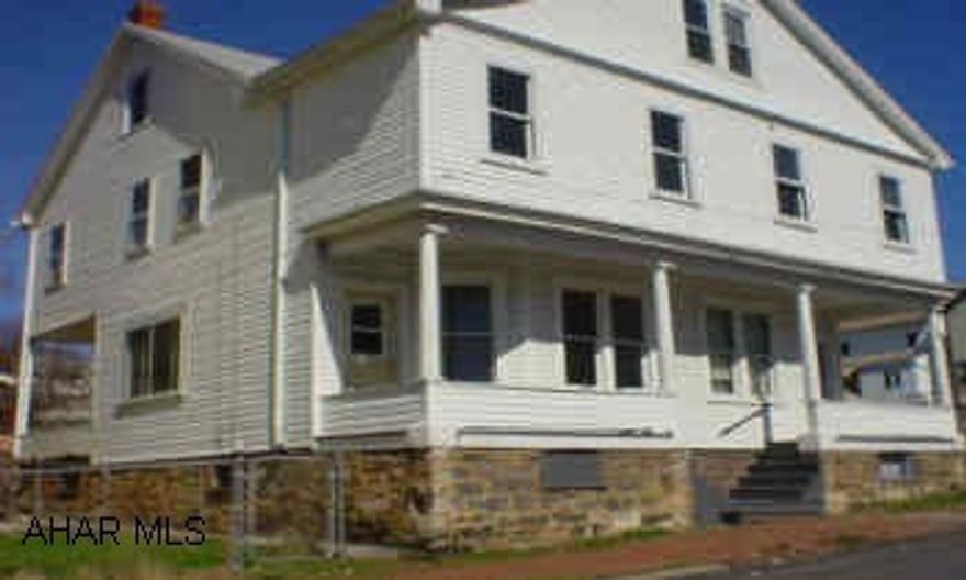 2 UNITS/SEPARATE UTILITIES, 3 BEDROOMS, NICELY MAINTAINED, LIVE ON ONE SIDE, HAVE TENANT PAY YOUR MORTGAGE 2 UNITS/SEPARATE UTILITIES, 3 BEDROOMS, NICELY MAINTAINED, LIVE ON ONE SIDE, HAVE TENANT PAY YOUR MORTGAGE - 1 SIDE CURRENTLY RENTED WITH LEASE, EXPIRES 4/15/05 - GOOD TENANT, SEPARATE UTILITIES