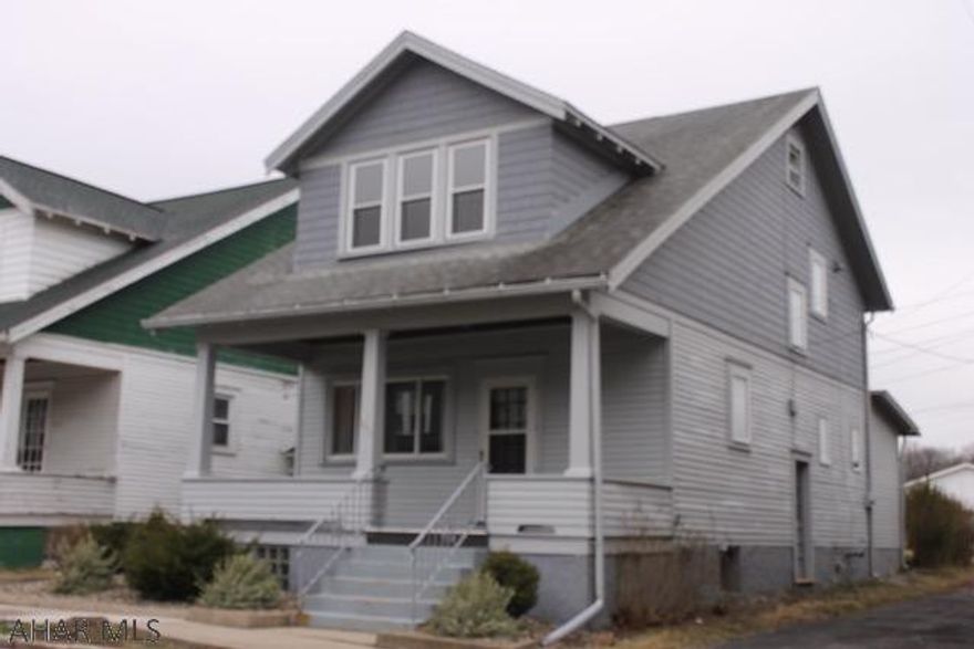 Well maintained 3 bedroom home, priced to sell!!  Large living room and dining room with large kitchen that offers a great eat in area.  Enjoy quiet evenings on the covered patio and flat yard.  Call today to schedule your showing.  Listing agent is related to one of the sellers.