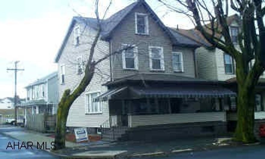 2 story vinyl siding,4 bedroom,corner lot, privacy fence TUCKAHOE PARK AREA...4 BEDROOM ,CORNER LOT...PRIVACY FENCE