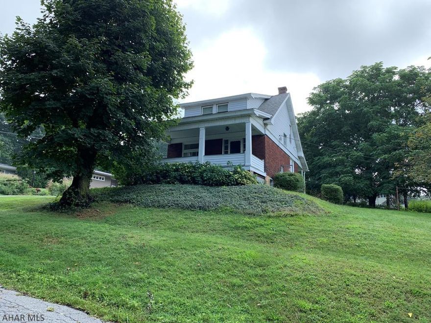 Quaint home located right around the corner from Highland Park!