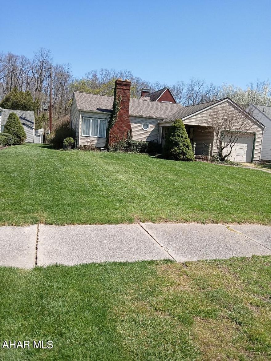 2 bedroom on a level lot of 60 x 120. Well maintained ready to move in.