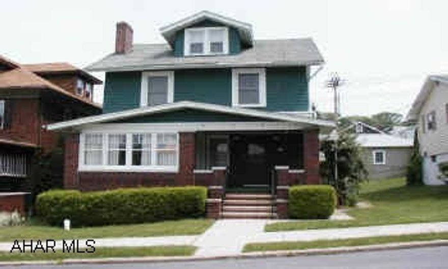 MOVE RIGHT IN! REMODELED W/ NEW KITCHEN, BATH AND CARPET. FIRST FLOOR LAUNDRY AND BATH.  NEW ROOF AND UPDATED MECHANICS.  ALL APPLIANCES STAY. MOVE RIGHT IN!  REMODELED W/ NEW KITCHEN, BATH AND CARPET.  FIRST FLOOR LAUNDRY AND BATH.  NEW ROOF AND UPDATED MECHANICS.  ALL APPLIANCES STAY.