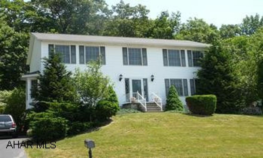 JEFF LONG BUILT THE HOME. WATER COND. LEASED. POCKET DOORS, ALARM SYSTEM, MOEN FIXTURES, PRIVATE LOT. LARGE DECK. YARD GOES INTO THE WOODS AT LEAST 10' .  KATHY SEYMORE ASSOC. BROKER 312-2528. JEFF LONG BUILT THE HOME. WATER COND. LEASED. POCKET DOORS, ALARM SYSTEM, MOEN FIXTURES. PRIVATE LOT. LARGE DECK. YARD GOES INTO THE WOODS AT LEAST 10' . KATHY SEYMORE ASSOC. BROKER 312-2528.