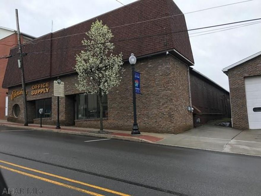 Former office supply building. Good condition.