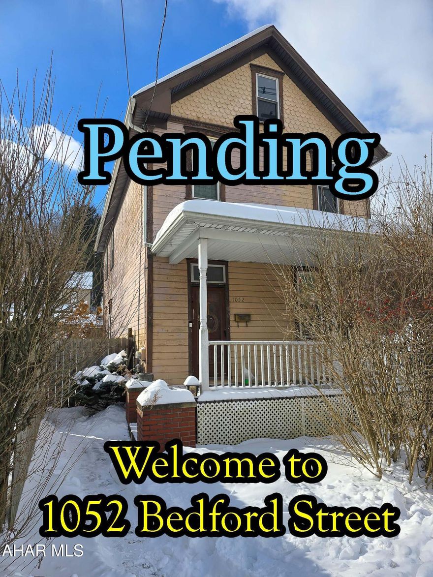 This 3 bedroom/2 bath home provides you plenty of space and has some great potential character with a little work. Centrally located between town and Richland with super easy access to the expressway.