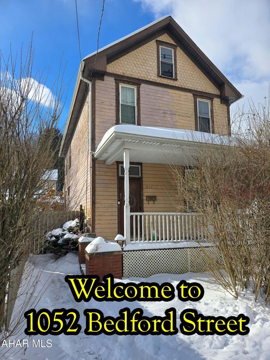 This 3 bedroom/2 bath home provides you plenty of space and has some great potential character with a little work. Centrally located between town and Richland with super easy access to the expressway.