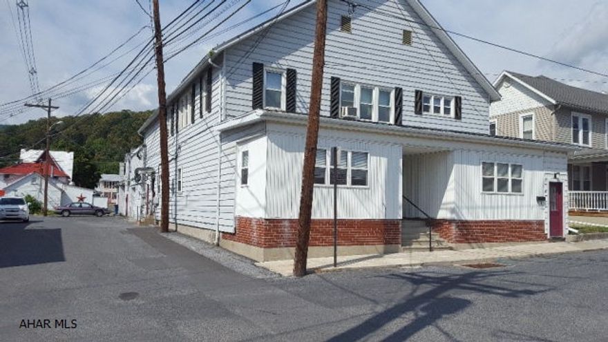 10,000 + SQFT. BUILDING WITH 4 RENTAL APARTMENTS ,2 LARGE GARAGE SPACES AND OFFICE AREA, POSITIVE CASH FLOW FROM THE START. BUILDING IS TURN KEY AND READY FOR A  NEW OWNER. ................... POSSIBLE OWNER FINANCE ....