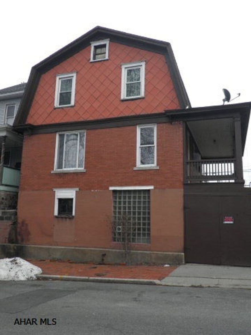 Great investment property or for new home buyers, with new roof.Close to schools, medical center and shopping. Sellers have other property available if buyer would like to buy more then one at a better price. Call today for more details.