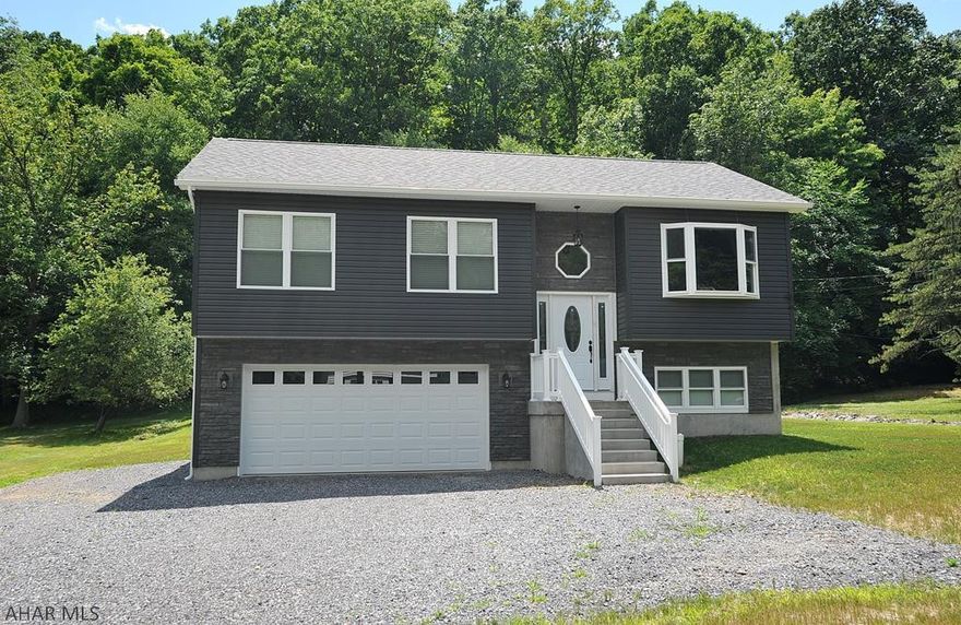 Beautiful 3 bedroom 3 bath home located on a quiet road in Tyrone! This home features vaulted ceilings with an open floor plan.  If you're looking for a house that's move in ready,  this is the house for you!!! Buyer to confirm taxes, sq footage and lot size.