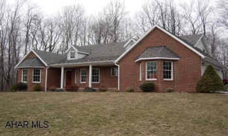 LUXURY IN LORETTO.  4 BEDROOM, 2.5 BATH 1.5 STORY ON 8.6 ACRES! OPEN FLOOR PLAN, HW FLRS, BCI CARPET AND TILE FLOORS! 1ST FLR MASTER WITH WHIRLPOOL TUB AND SHOWER.  APPLIANCES INCLUDED (EXCEPT WASHER AND DRYER)  DON'T MISS IT!