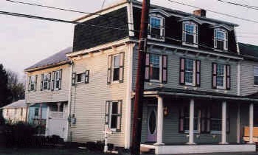 2 1/2 story vinyl siding w/ shutters.  Large back yard. Bedford Historic Distric.