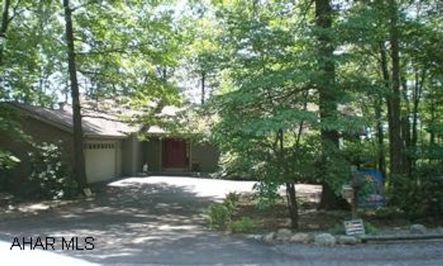 RARE STONEHEDGE OPPORTUNITY! ONE STORY LIVING! WALK INTO THE SPACIOUS FOYER/LIVING OFFERING VAULTED WOOD CLNGS W/ SKYLIGHTS AND SLIDERS TO A PRIVATE DECK! KT OPEN TO FMLY ROOM W/ FIREPLACE AND SLIDERS TO A SCREENED DECK. MBR W/ WIC AND BATH. RARE STONEHEDGE OPPORTUNITY! ONE STORY LIVING! WALK INTO THE SPACIOUS FOYER/LIVING OFFERING VAULTED WOOD CLNGS W/ SKYLIGHTS AND SLIDERS TO A PRIVATE DECK! KT OPEN TO FMLY ROOM W/ FIREPLACE AND SLIDERS TO A SCREENED DECK. MBR W/ WIC AND BATH. QUIET, PRIVATE SETTING W/ MATURE LANDSCAPING. POSSIBLE DELAYED POSSESSION.