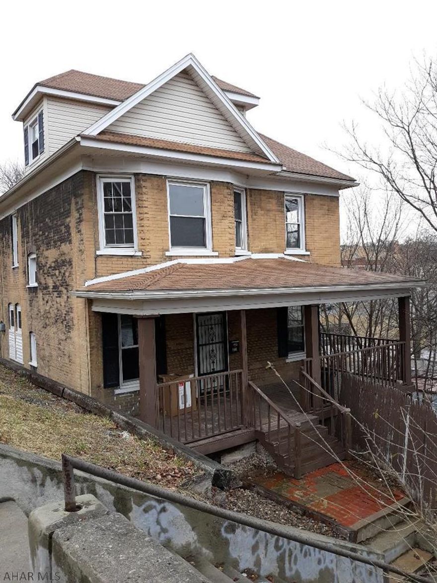 Move-in condition, 3 city lots, 3 story brick home with 5 bedrooms, 1.5 baths, newer mechanics. This home is a must see. Don't miss out. Listed for $38,000 call for a showing today.