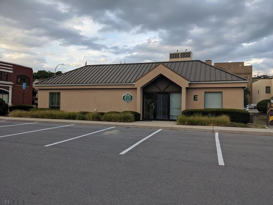 Dr office in downtown medical park. These offices are in a high demand area and would make an excellent investment for your own professional business or for you to place a professional tenant and collect rent. 3,000 square feet of class A space. Priced for fast sale.