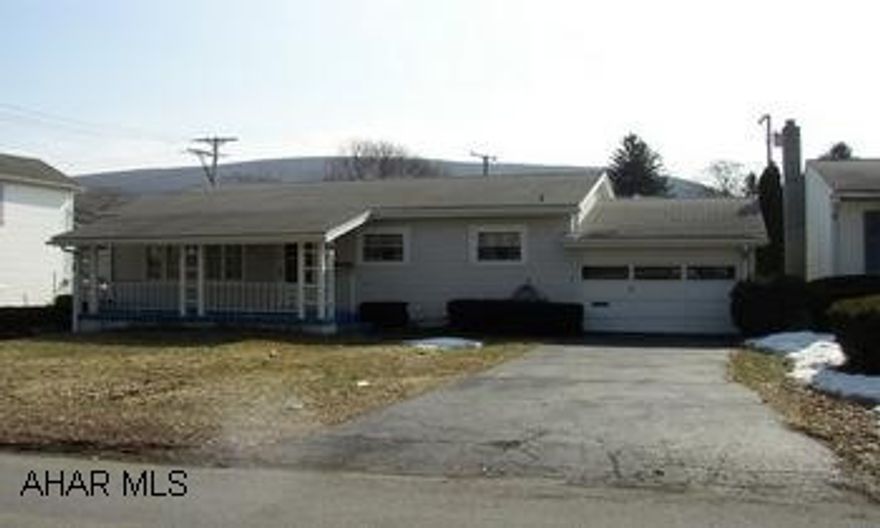 ONE STORY QUALITY CONSTRUCTION IN EAST END! EAT-IN KITCHEN AND LARGE ROOM SIZES! FULL UNFINISHED BASEMENT, WALK-OUT. GREAT AREA! NEEDS SOME TLC. ONE STORY QUALITY CONSTRUCTION IN EAST END! EAT-IN KITCHEN AND LARGE ROOM SIZES! FULL UNFINISHED BASEMENT, WALK-OUT. GREAT AREA! NEEDS SOME TLC.