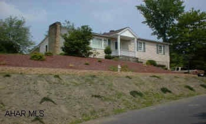 3 BEDROOM HOME VERY WELL LANDSCAPED. 124X120 LOT. FEATURES LIVING ROOM, FORMAL DINING ROOM, MODERN KITCHEN AND BATH. HAS A ONE CAR INTEGRAL GARAGE. FULL BASEMENT WITH A FAMILYROOM WITH A WOOD BURNING FIREPLACE, 3/4 BATH, UTILITY ROOM AND LAUNDRY. HARDWOOD FLOORS.