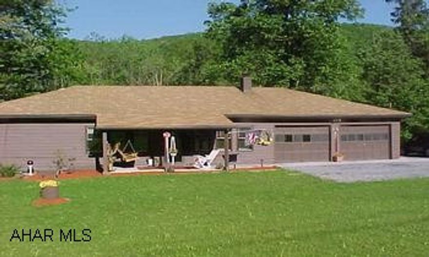 Great Ranch home on 1.53 acres. New Oak kitchen with all appliances. Large rooms, 3 bedrooms, Living room, dining room and eat-in kitchen. Extra large garage. 5.5 miles back Kettle Road from Pleasant Valley Blvd.