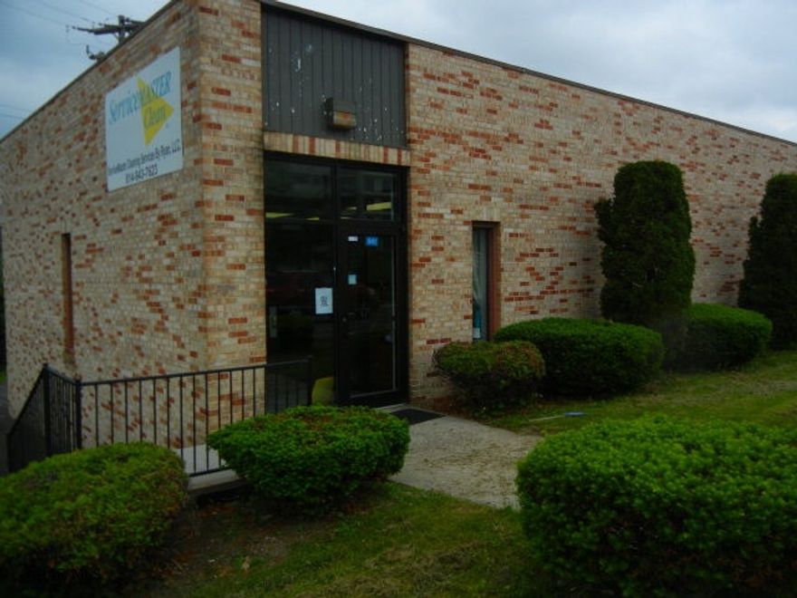 Approximately 2850 sq. ft of office and warehouse for rent.  $1400 per month.  $5.89/sq. ft.