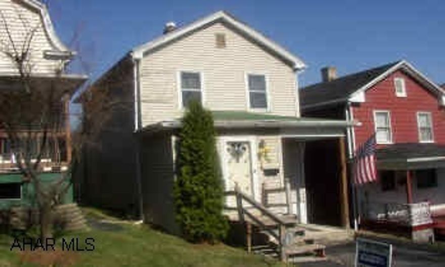 WELL MAINTAINED.  ALL NEUTRAL COLORS.  EAT-IN KITCHEN, NICE DECK, MAINTENANCE FREE EXTERIOR, SHED INCLUDED.