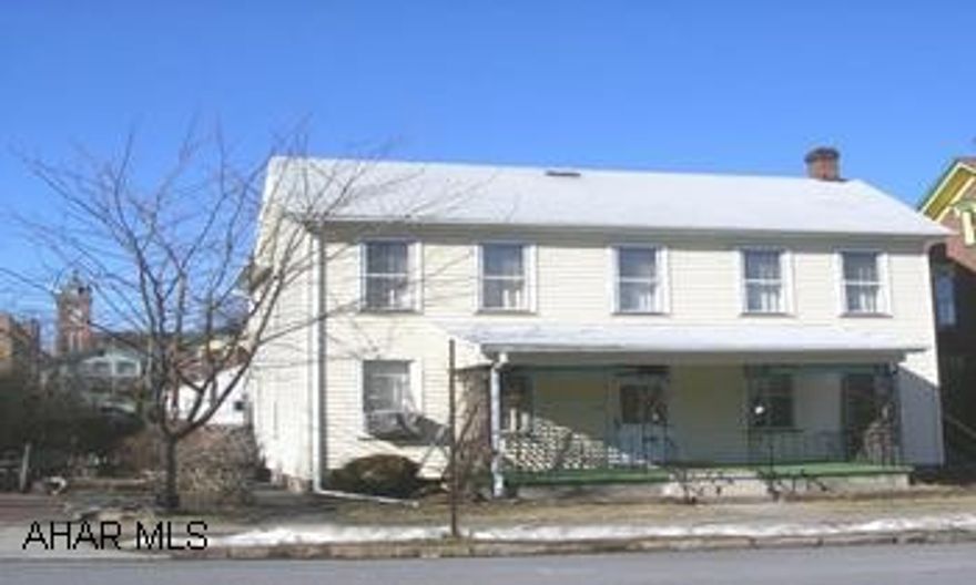 VINYL SIDED 2 1/2 STORY IN BOROUGH, 5 BEDROOMS, 2.5 BATHS, 1 CAR GARAGE, GHW HEAT, EAT IN KITCHEN. VINYL SIDED 2 1/2 STORY IN BOROUGH, 5 BEDROOMS, 2.5 BATHS, 1 CAR GARAGE, GHW HEAT, EAT IN KITCHEN.