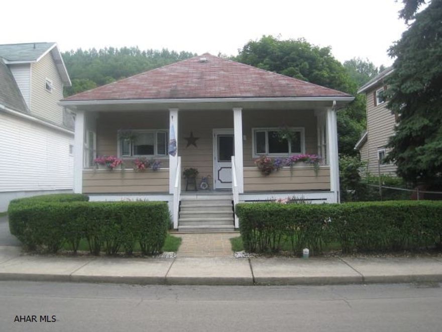 This is a great home for the starter family or anyone looking for 1 story living.  Great woodwork.  Very nice 2-car garage w/electric.  Move in ready, with a great landscaping.