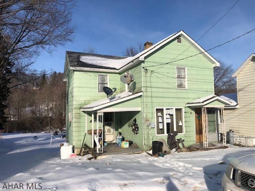 3 BR 1 BA Home in need of some TLC! Property is being sold as-is. This property has been placed in an upcoming online event. All bids should be submitted at www.xome.com/auctions (void where prohibited). Please submit any pre-auction offers received through the property details page on Xome.com. Any post-auction offers will need to be submitted directly to the listing agent. All offers will be reviewed and responded to within 3 business days. All properties are subject to a 5% buyer's premium pursuant to the Auction Participation Agreement and Terms & Conditions (minimums will apply). Please contact listing agent for details and commission paid on this property