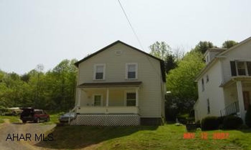 Newer oak kitchen, windows, vinyl, bath.  Move in condition - large Master Bedroom with deck. Newer oak kitchen, windows, vinyl, bath.  Move in condition - large Master Bedroom with deck.