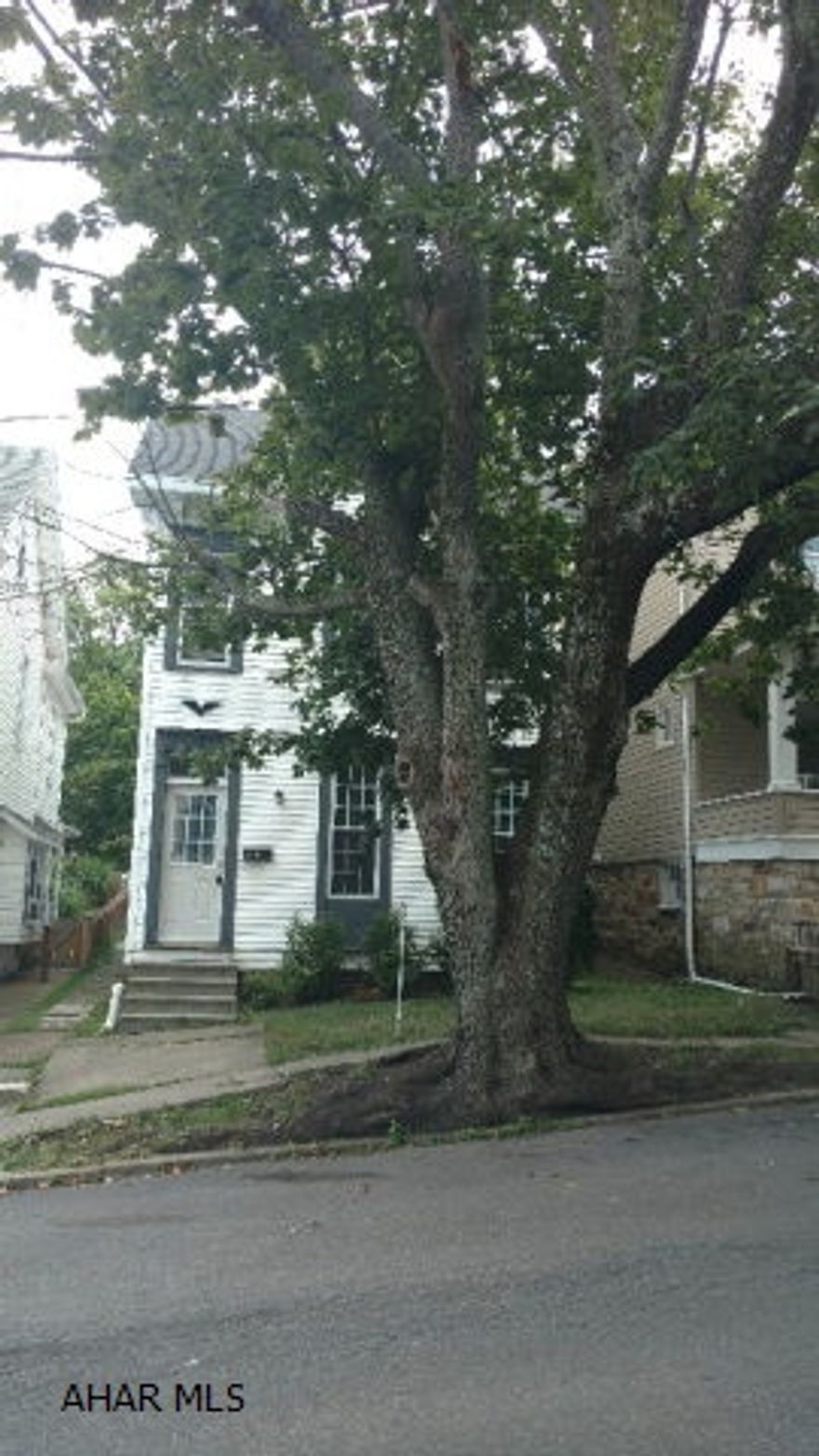 Large 3 bedroom 1 bath home in Altoona Just staring out, or looking for an investment property this is worth a look. Seller has completed some upgrades and added nice touches to the home. There is off street parking behind the home. Call listing agent for more information and your private showing today!