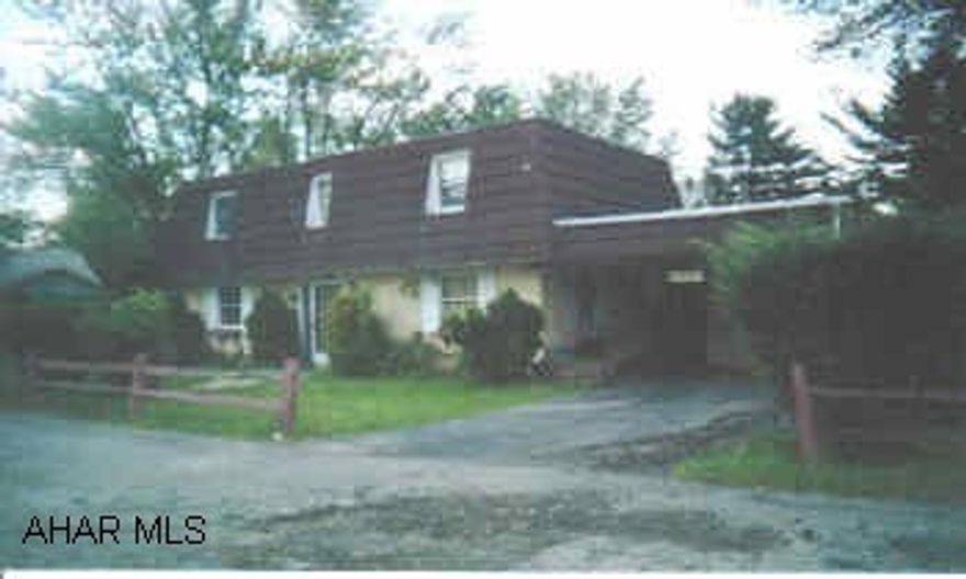 Galley kitchen, 1.5 baths