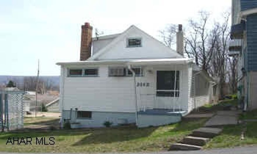 HOME WARRANTY.  TOYTOWN AREA CAPE COD ON A LARGE CORNER LOT!  UPDATED KITCHEN, LARGE LIVING ROOM WITH WOODBURNING FIREPLACE, CEMENT DRIVEWAY, COZY COVERED PORCH OVERLOOKING THE LOT.  DEAD END STREET.  EBNER SCHOOL.  CALL CRYSTAL 931-2470.