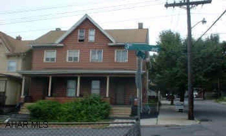 SIDE BY SIDE HOUSE WITH 3 BEDROOMS EACH SIDE. FULLY RENTED PROPERTY SHOWS GOOD INCOME.  723 RENTS AT $425 TENANT PAYS ALL UTILITIES.  725 RENTS AT $475 TENANT PAYS ALL UTILITIES.