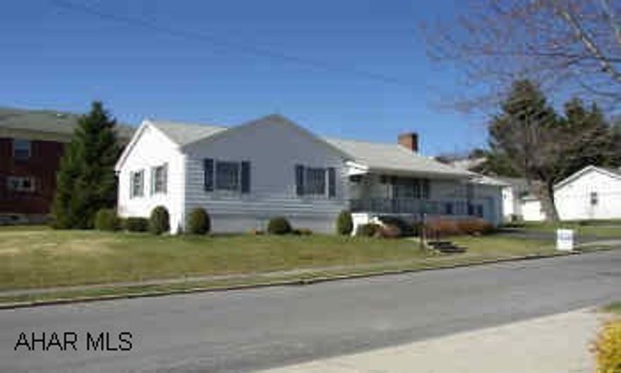 FAIRVIEW. EXCELLENT OPPORTUNITY! ORIGINAL OWNER. 3 BR, ONE STORY. IMMACULATE HOME FEATURES EAT-IN KITCHEN, SEPARATE DINING AREA, 1.5 BATH & HARDWOOD FLOORS THROUGHOUT. CALL BOB MILLER @ XTN. 135.