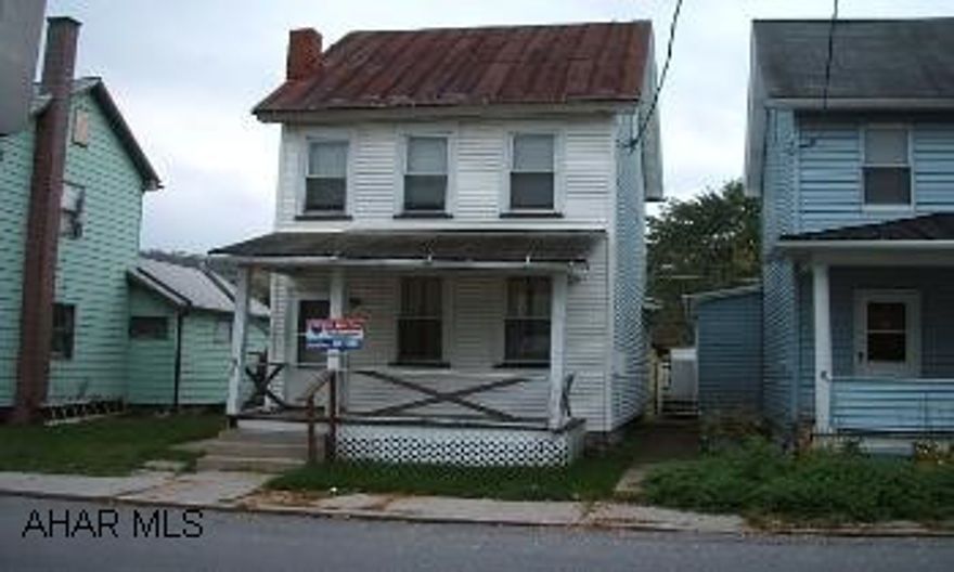 Fixer Upper. Perfect for Rental or Flip It! 2to3 Bedroom. Siding, replacement windows and furnamce are done . Great Neighborhood.