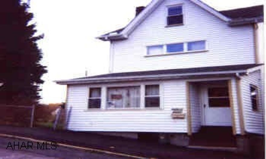 Nice family home Must settle estate.  Super house, great price. Newer Vinyl siding.