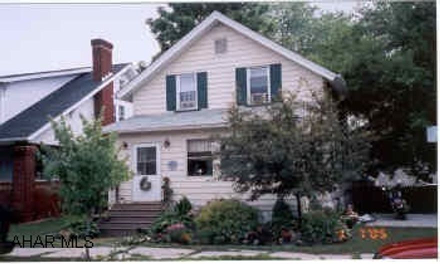 2 Story, LR, DR, updated kitchen, 3 bedrooms, 1 bath on 50x137 lot, all vinyl ext. Property in great location, LR, DR, updated kitchen, 1 bath, 3 bedrooms, laundry facility in basement, all vinyl, enclosed front porch, nice back yard, call Dan Laratonda.