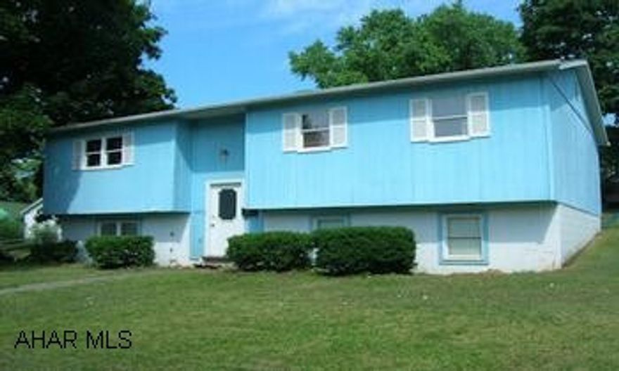 Split entry on large lot.  Large finished basement with family room and game or toy room.  Off street parking for three cars.  Owner is licensed PA real estate agent. Split entry on large lot.  Large finished basement with family room and game or toy room.  Off street parking for  three cars.  Owner is licensed PA real estate agent.