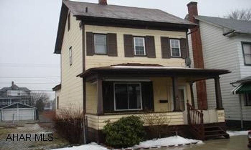 Charming  2 bedroom home.   Freshly painted interior, updated bathroom, and NEW carpet! Charming  2 bedroom home.   Freshly painted interior, updated bathroom, and NEW carpet!