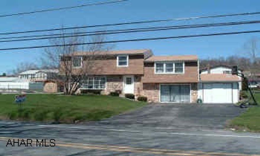 Lovely 4 lvel split - spacious rooms throughout. Great family home - 3 or 4 bdrm.  4 level split - nice condition - great area.