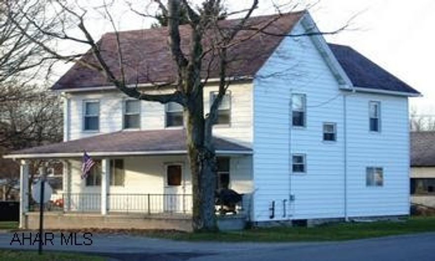 2 1/2 STORY HOME; LARGE DOUBLE LOT 150X138. 2 1/2 STORY HOME IN TIPTON; SPACIOUS ROOMS-DOUBLE LOT 150X138; NEW OIL FURNACE-12/06.