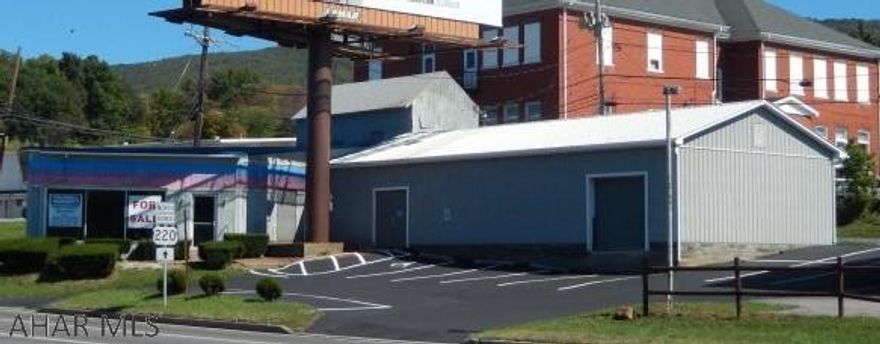 6700 sq.ft. building with warehouse storage, showroom and loading dock. The owner is willing to rent the building for $2000/mo for 5 years or sell the building. Very visible location with great traffic count!