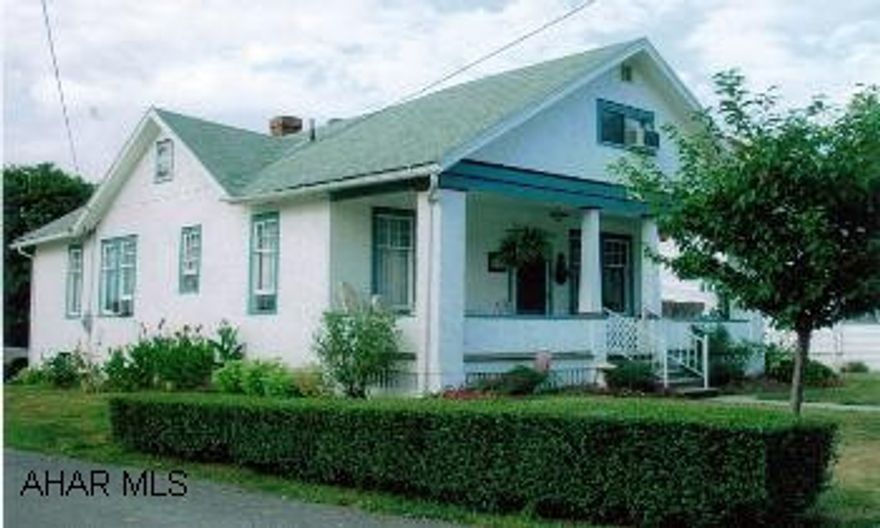 Cape Cod 3BR/1.5BA stucco exterior with new sunroom and deck. Contingenent on settlement of sellers new home scheduled for  October 27,2006 .