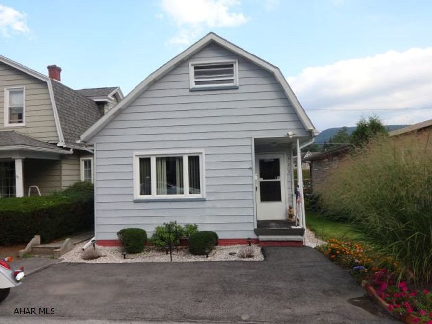 Lovely, well priced 3BR, 1BA home in a great neighborhood. Great for downsizing or for the person who does not like to cut the grass. Off street parking. Washer & dryer on 1st floor.