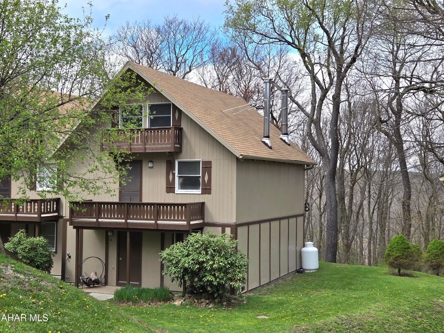 Beautifully remodeled condo with vaulted ceiling, new kitchen with granite counters, new bath, air condition/heat mini-split, woodburner and washer/dryer combo unit. Nice wooded view from back deck. Great location with direct access to hiking trails & near the golf course. HOA dues include outdoor pool, tennis, outside maintenance, lawn care & plowing. J-684