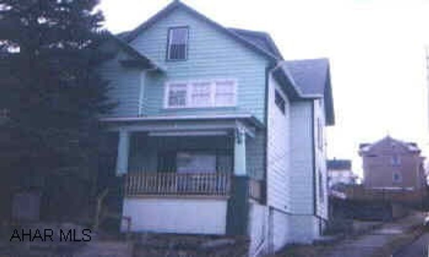 GREAT INVESTMENT PROPERTY! 3 UNITS WITH GOOD MECHANICS, WELL MAINTIANED!