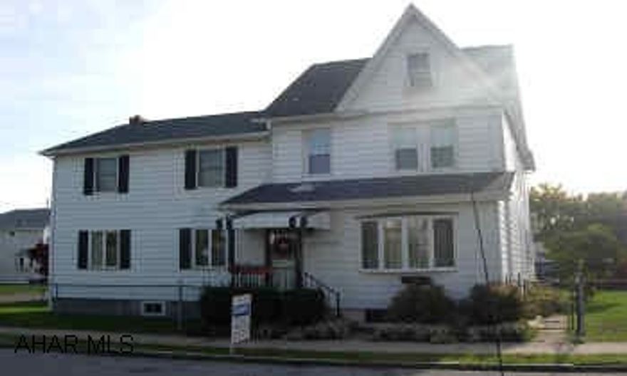 SUPER 6 BR, 3.5 BATH HOME ON 100X120 LOT. HUGE LIVING ROOM, FORMAL DINING, 3 CAR GARAGE PLUS FENCED YARD. MUST SEE! NEW FRENCH DRAIN 2004, NEW ROOF 2003.  SUPER 6 BR, 3.5 BATH HOME ON 100X120 LOT. HUGE LIVING ROOM, FORMAL DINING , 3 CAR GARAGE PLUS FENCED YARD. MUST SEE! NEW FRENCH DRAIN 2004, NEW ROOF 2003.